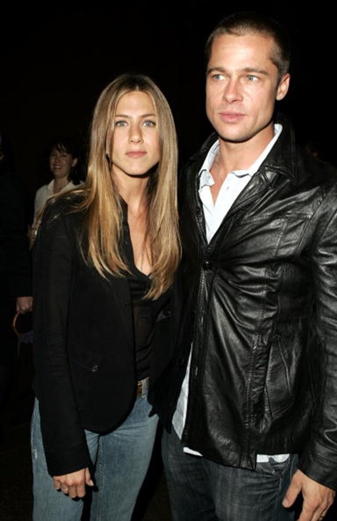 Rộ tin Angelina Jolie bỗng cầu xin quay lại với Brad Pitt v&igrave; sợ anh t&aacute;i hợp Jennifer Aniston - Ảnh 2.
