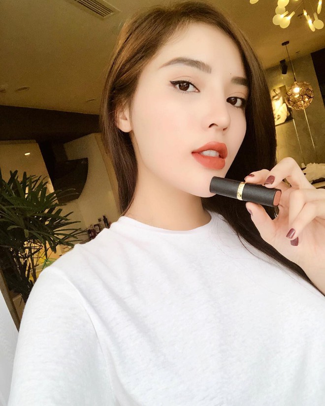 Kỳ Duyên khoe gia tài đồ makeup đi Paris Fashion Week nhưng thứ dân tình hóng nhất chính là màu son cam đất đẹp mê của cô - Ảnh 3.