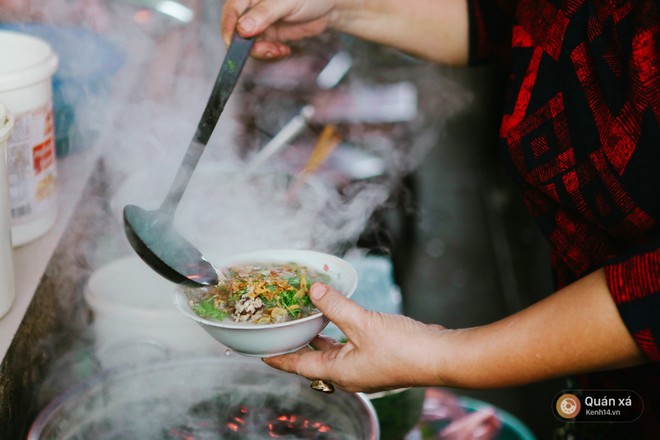 Ăn ngay bánh đúc nóng vào những ngày Hà Nội đón gió mùa đông bắc này