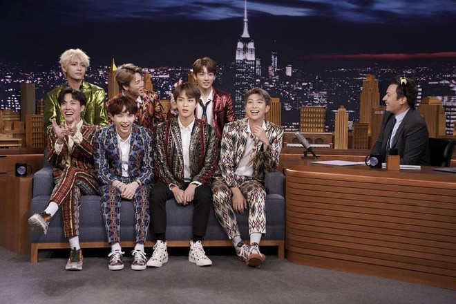 Xuất hiện tr&ecirc;n talkshow đ&igrave;nh đ&aacute;m của Mỹ, BTS được gọi l&agrave; Nh&oacute;m nhạc nam nổi tiếng nhất h&agrave;nh tinh - Ảnh 2.