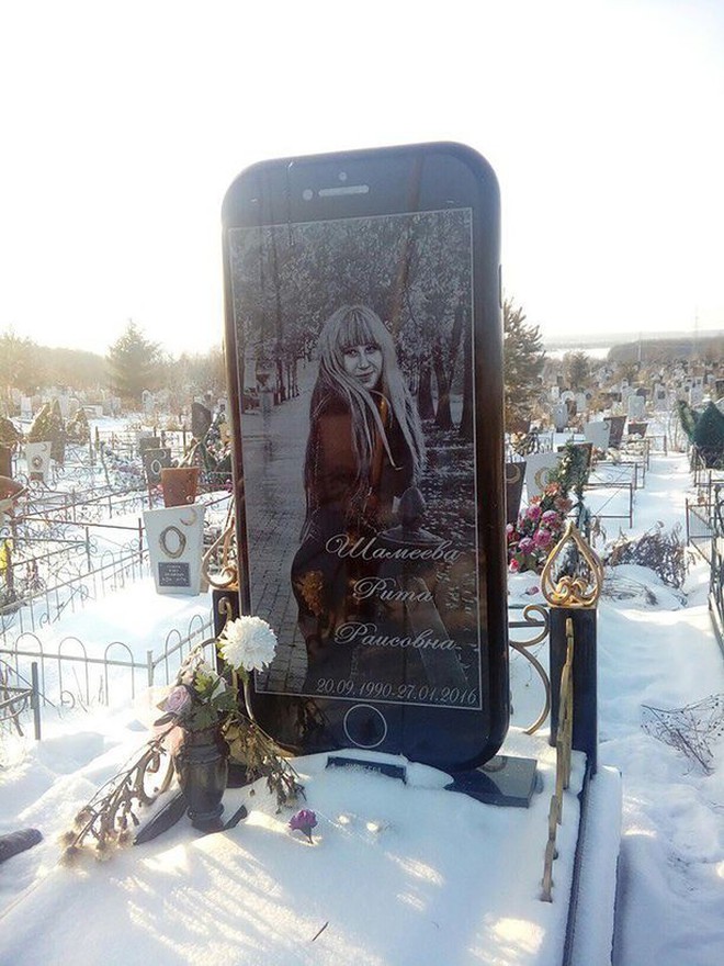 Cô gái Nga yêu cầu dựng bia mộ hình chiếc iPhone sau khi mình qua đời - Ảnh 2.