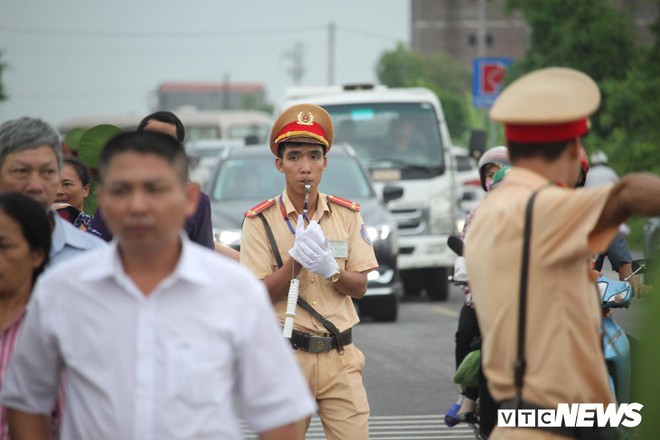 Ninh Bình: Hàng ngàn người dân chờ đợi Chủ tịch nước Trần Đại Quang - Ảnh 1.