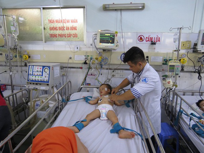H&agrave;ng trăm trẻ nhập viện v&igrave; bệnh tay ch&acirc;n miệng - Ảnh 2.