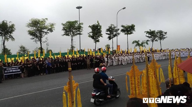 Ninh Bình: Hàng ngàn người dân chờ đợi Chủ tịch nước Trần Đại Quang - Ảnh 11.