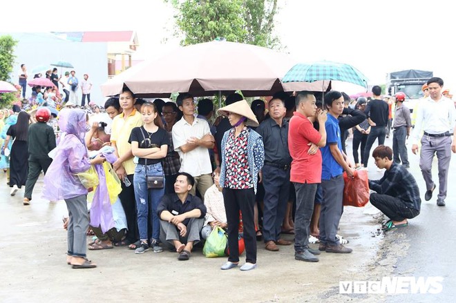 Ninh Bình: Hàng ngàn người dân chờ đợi Chủ tịch nước Trần Đại Quang - Ảnh 12.