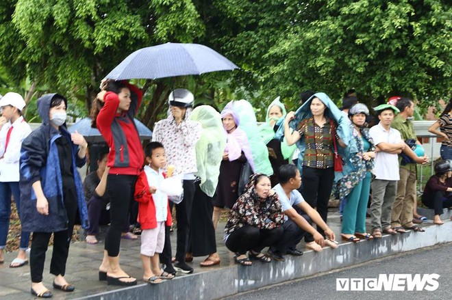 Ninh Bình: Hàng ngàn người dân chờ đợi Chủ tịch nước Trần Đại Quang - Ảnh 14.