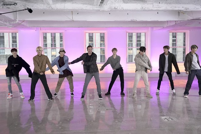 Xuất hiện tr&ecirc;n talkshow đ&igrave;nh đ&aacute;m của Mỹ, BTS được gọi l&agrave; Nh&oacute;m nhạc nam nổi tiếng nhất h&agrave;nh tinh - Ảnh 3.