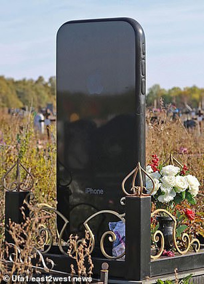 Cô gái Nga yêu cầu dựng bia mộ hình chiếc iPhone sau khi mình qua đời - Ảnh 2.
