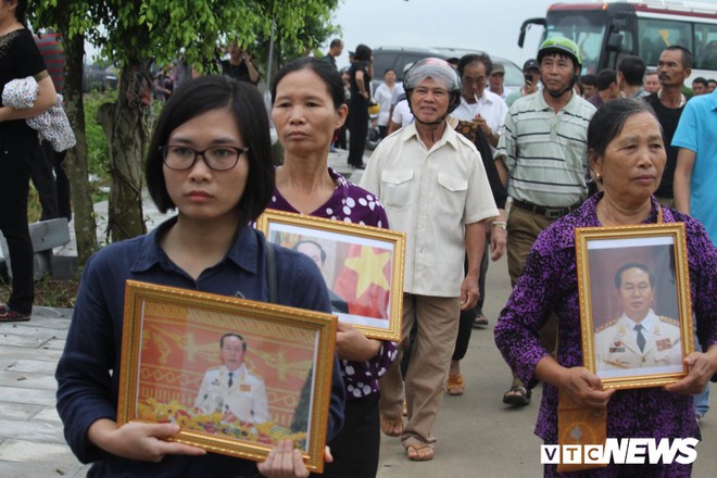 Ninh Bình: Hàng ngàn người dân chờ đợi Chủ tịch nước Trần Đại Quang - Ảnh 8.