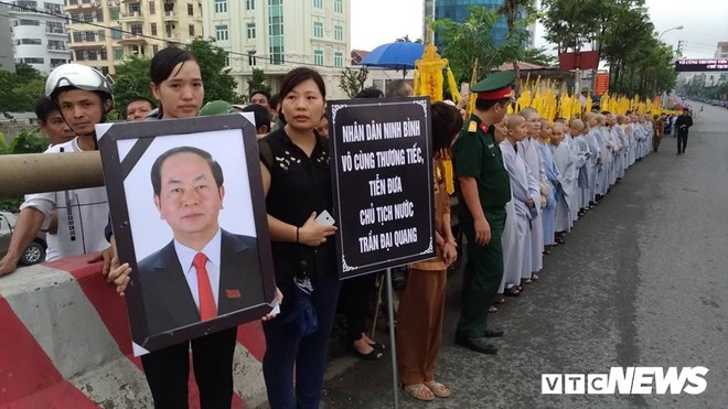 Ninh Bình: Hàng ngàn người dân chờ đợi Chủ tịch nước Trần Đại Quang - Ảnh 9.