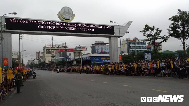 Ninh Bình: Hàng ngàn người dân chờ đợi Chủ tịch nước Trần Đại Quang - Ảnh 10.