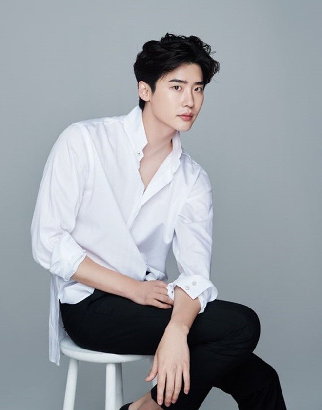 Mỹ nam Lee Jong Suk vừa nhận phim hài - lãng mạn đầu đời, fan đã lo sốt vó vì một điều - Ảnh 1.