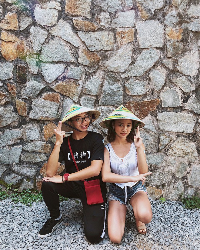 Blogger đình đám của Hong Kong đến Việt Nam, khoe ảnh đội nón lá - Ảnh 1.