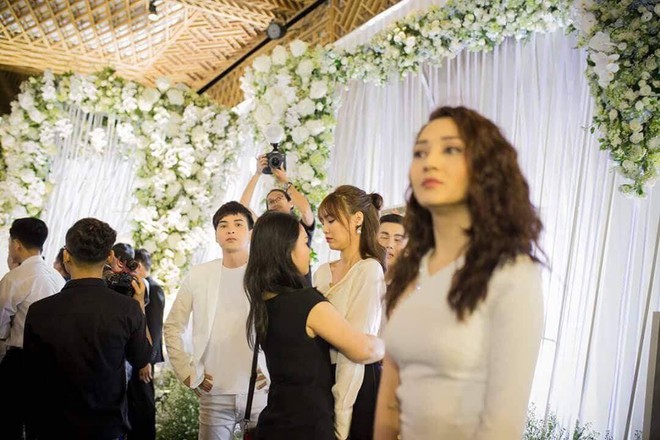 Hồ Quang Hiếu nhìn Bảo Anh trong đám cưới Trường Giang gây xôn xao - Ảnh 2.