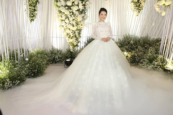 Váy cưới Nhã Phương nhìn hao hao váy cưới Hoa hậu Đặng Thu Thảo - Ảnh 2.