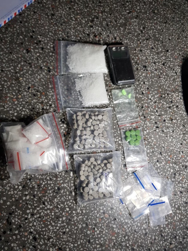 Bắt nam shipper b&oacute;ng cười đang tr&ecirc;n đường l&aacute;i &ocirc; t&ocirc; chuyển h&agrave;ng trăm vi&ecirc;n ma tu&yacute; cho c&aacute;c con nghiện ở Đ&agrave; Nẵng - Ảnh 4.