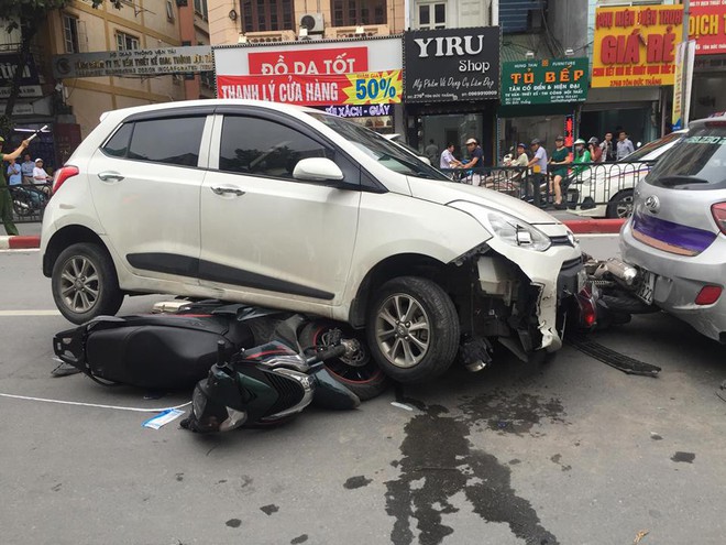 Tan nạn li&ecirc;n ho&agrave;n giữa 7 phương tiện tr&ecirc;n đường phố H&agrave; Nội, 3 người nhập viện cấp cứu - Ảnh 1.