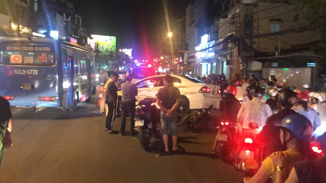 Xe máy dính chặt vào gầm ô tô sau tai nạn liên hoàn, cửa ngõ Sài Gòn kẹt cứng trong đêm - Ảnh 1.