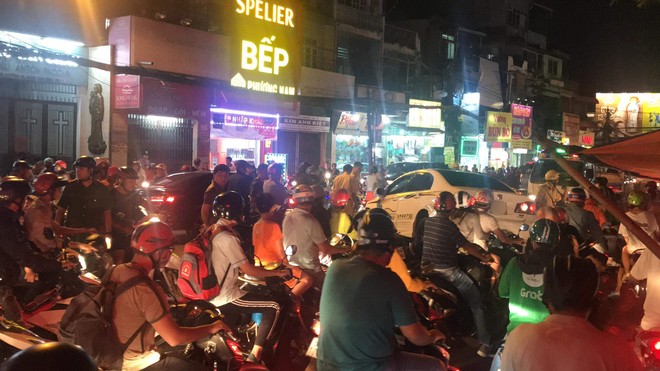 Xe máy dính chặt vào gầm ô tô sau tai nạn liên hoàn, cửa ngõ Sài Gòn kẹt cứng trong đêm - Ảnh 3.