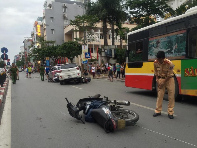 Tan nạn liên hoàn giữa 7 phương tiện trên đường phố Hà Nội, 3 người nhập viện cấp cứu - Ảnh 2.