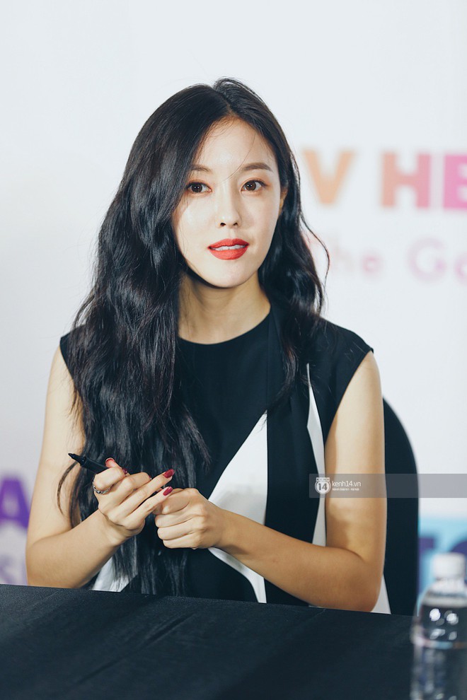 Báu vật quốc dân Seolhyun quyến rũ khó cưỡng, Hyomin rạng rỡ bên dàn chân dài AOA tại fansign ở Việt Nam - Ảnh 14.