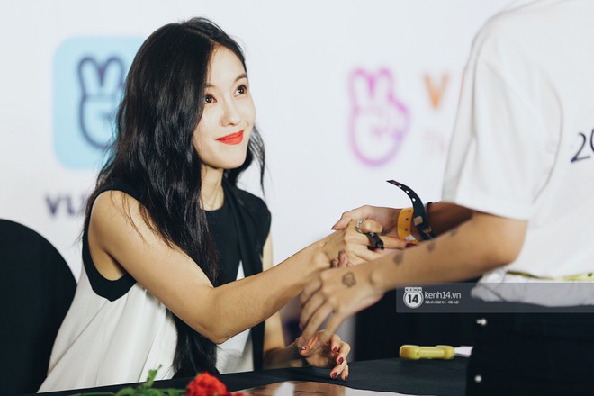 Báu vật quốc dân Seolhyun quyến rũ khó cưỡng, Hyomin rạng rỡ bên dàn chân dài AOA tại fansign ở Việt Nam - Ảnh 17.