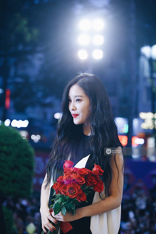 Báu vật quốc dân Seolhyun quyến rũ khó cưỡng, Hyomin rạng rỡ bên dàn chân dài AOA tại fansign ở Việt Nam - Ảnh 20.