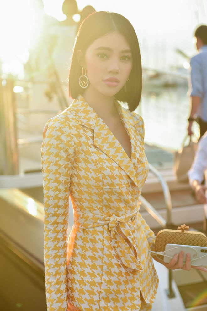 Trở về từ London, Jolie Nguyễn khoe tóc ngắn, diện đồ cá tính nổi bật trên du thuyền hạng sang ở Thái - Ảnh 3.