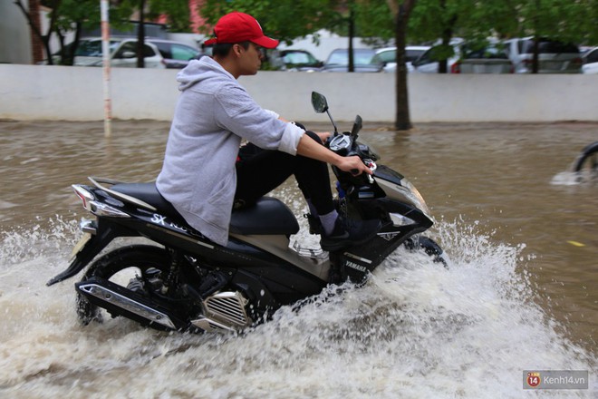 Phố nhà giàu Sài Gòn ngập nặng sau mưa, trẻ em tan học được cõng, bồng để lên xe về nhà - Ảnh 6.