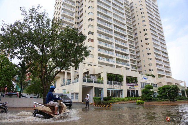 Phố nhà giàu Sài Gòn ngập nặng sau mưa, trẻ em tan học được cõng, bồng để lên xe về nhà - Ảnh 2.