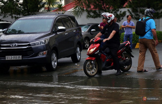Phố nhà giàu Sài Gòn ngập nặng sau mưa, trẻ em tan học được cõng, bồng để lên xe về nhà - Ảnh 7.