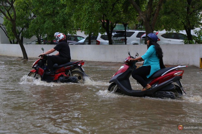 Phố nhà giàu Sài Gòn ngập nặng sau mưa, trẻ em tan học được cõng, bồng để lên xe về nhà - Ảnh 8.
