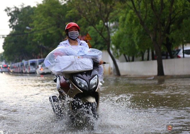 Phố nhà giàu Sài Gòn ngập nặng sau mưa, trẻ em tan học được cõng, bồng để lên xe về nhà - Ảnh 11.