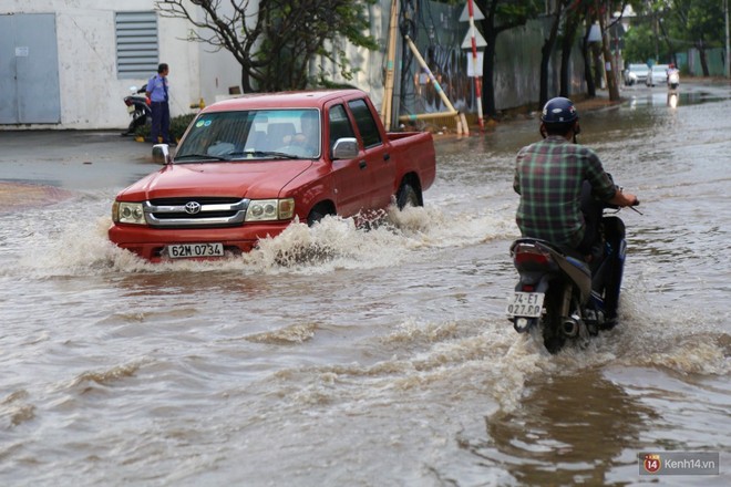 Phố nhà giàu Sài Gòn ngập nặng sau mưa, trẻ em tan học được cõng, bồng để lên xe về nhà - Ảnh 10.