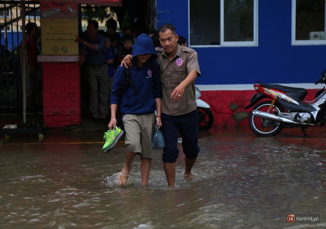 Phố nhà giàu Sài Gòn ngập nặng sau mưa, trẻ em tan học được cõng, bồng để lên xe về nhà - Ảnh 16.