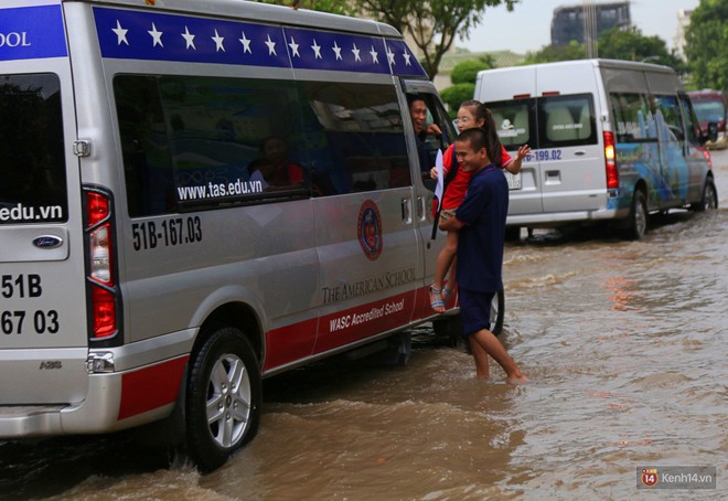 Phố nhà giàu Sài Gòn ngập nặng sau mưa, trẻ em tan học được cõng, bồng để lên xe về nhà - Ảnh 19.