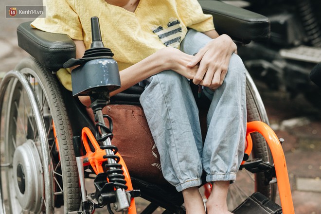 Chuyện tình cổ tích của chàng kỹ sư Úc từ bỏ xe phân khối lớn để &quot;lái&quot; xe lăn cho người vợ khuyết tật ở Hà Nội - Ảnh 3.