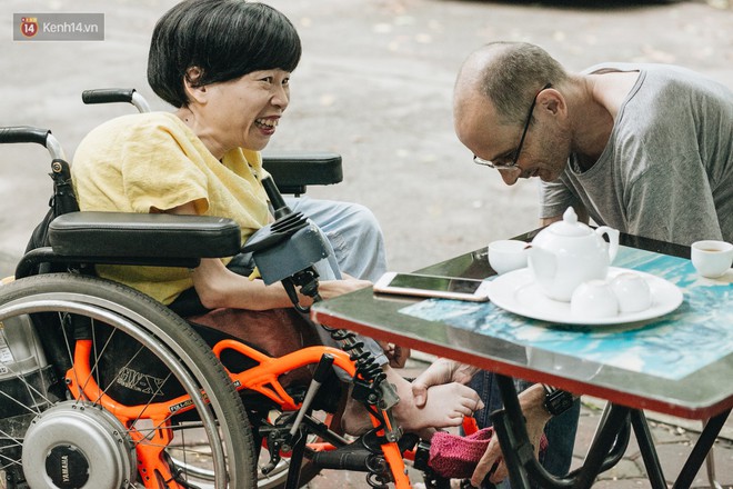 Chuyện tình cổ tích của chàng kỹ sư Úc từ bỏ xe phân khối lớn để lái xe lăn cho người vợ khuyết tật ở Hà Nội - Ảnh 8.