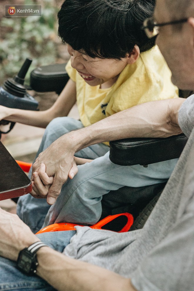 Chuyện tình cổ tích của chàng kỹ sư Úc từ bỏ xe phân khối lớn để lái xe lăn cho người vợ khuyết tật ở Hà Nội - Ảnh 7.