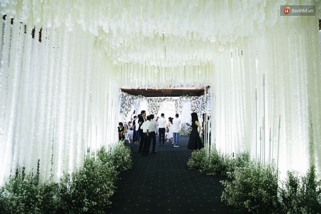 Chiêm ngưỡng lại không gian lễ cưới ngập hoa tươi, đẹp lung linh như cổ tích trong đám cưới của Trường Giang - Nhã Phương  - Ảnh 3.