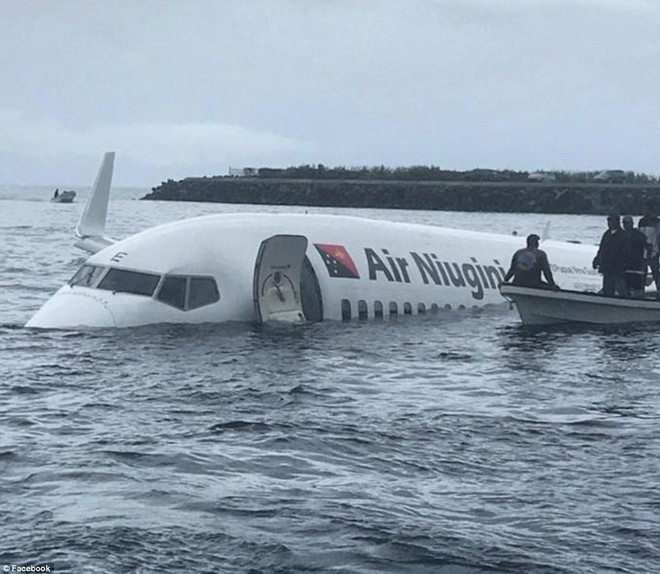 Máy bay chở 47 hành khách trượt khỏi đường băng, lao xuống biển - Ảnh 1.