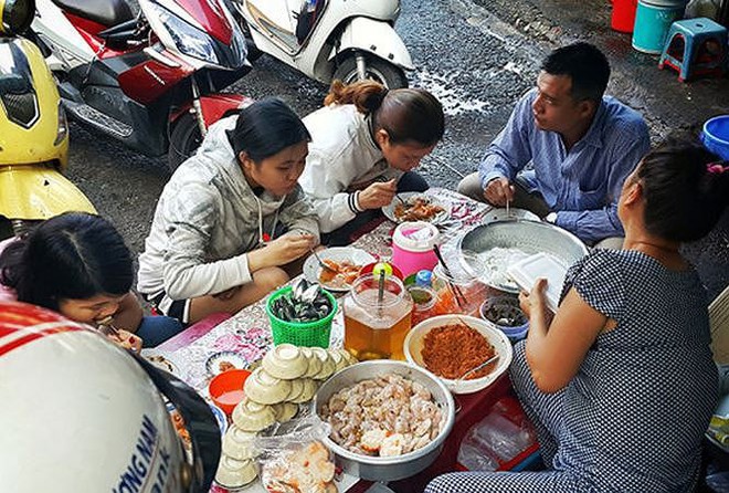 D&ugrave;ng tay trần b&aacute;n thức ăn sẽ bị phạt tiền triệu - Ảnh 1.