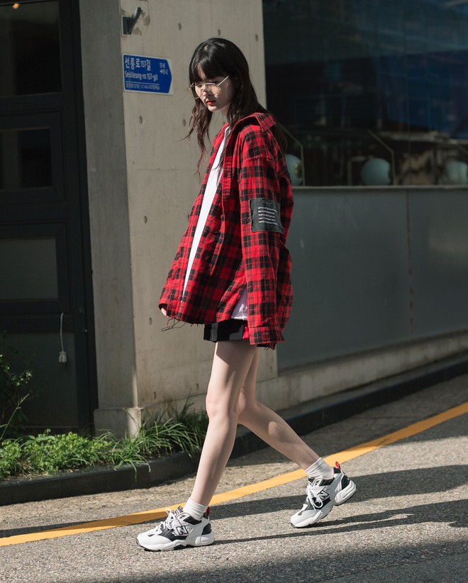 Không có lấy một set đồ bánh bèo, street style của con gái Hàn tuần qua toàn những ca cool ngầu siêu hút mắt - Ảnh 3.