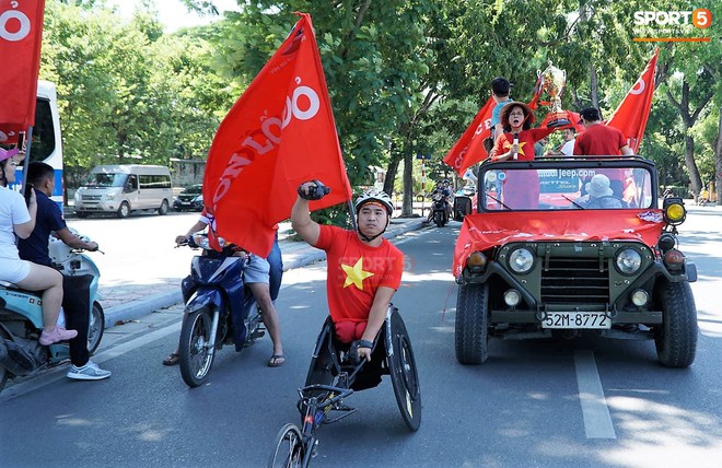 Trọng Đại cười tỏa nắng khi cùng CĐV diễu hành đón ngày tượng đài Thể Công trở lại V.League - Ảnh 3.