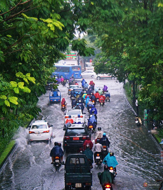 Sài Gòn tiếp tục mưa lớn gây ngập nặng, hành khách lội nước ra vào sân bay Tân Sơn Nhất - Ảnh 1.