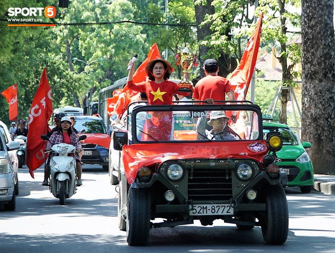 Trọng Đại cười tỏa nắng khi cùng CĐV diễu hành đón ngày tượng đài Thể Công trở lại V.League - Ảnh 5.