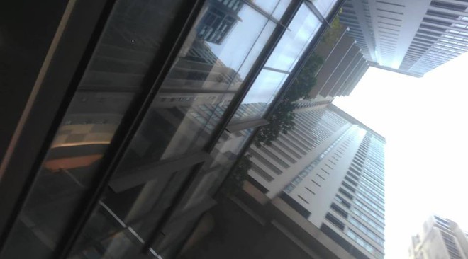 H&agrave; Nội: Vỏ dừa từ tr&ecirc;n chung cư rơi xuống khiến một &ocirc; t&ocirc; vỡ tan k&iacute;nh trước - Ảnh 1.