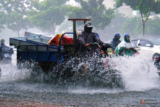 Sài Gòn tiếp tục mưa lớn gây ngập nặng, hành khách lội nước ra vào sân bay Tân Sơn Nhất - Ảnh 15.
