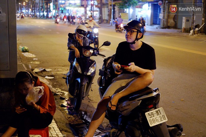 Trà đào chờ 30 năm ở vỉa hè Sài Gòn: Đông khách tới 2 giờ sáng, xếp hàng cả tiếng đồng hồ mới mua được - Ảnh 6.