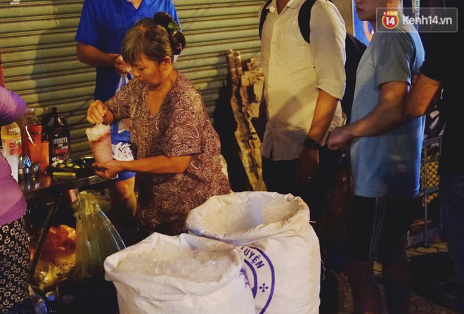 Trà đào chờ 30 năm ở vỉa hè Sài Gòn: Đông khách tới 2 giờ sáng, xếp hàng cả tiếng đồng hồ mới mua được - Ảnh 10.